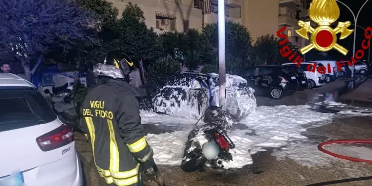 Alghero: moto e auto a fuoco in via Fleming