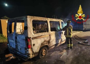 Alghero: a fuoco un furgone