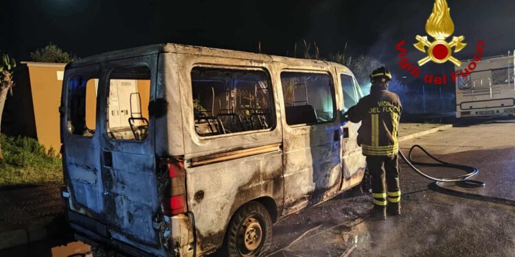Alghero: a fuoco un furgone