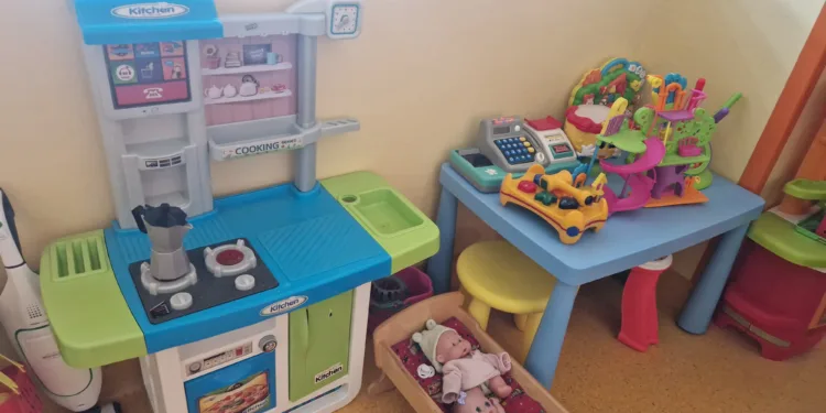 Scuola in ospedale, ottocento libri donati al reparto di Pediatria del San Martino: «Grazie di cuore a tutti gli oristanesi»