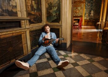 Lunedì sera a Cagliari gran finale del Karel Music Expo con il virtuoso del mandolino Chris Thile in concerto al Bflat