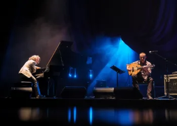 Giovedì 13 novembre Andrea Manzoni e Mauro Sigura presentano al Teatro Massimo la produzione originale Migrantes firmata da Medinsard