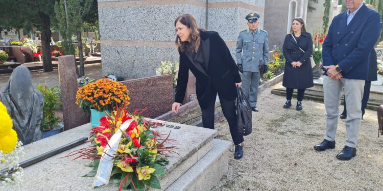 La presidente della Regione, Alessandra Todde, questa mattina ha deposto una corona di fiori sulla tomba dell’ex presidente Mario Melis, nel cimitero di Nuoro