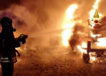 I vigili del fuoco sono intervenuti nel corso della notte, a Cagliari, per un vasto incendio che ha coinvolto 9 automezzi in sosta