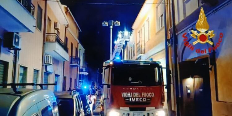 Quartucciu: a fuoco il tetto di un’abitazione