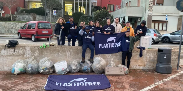 Stintino, 300kg di rifiuti raccolti, i volontari non si fermano