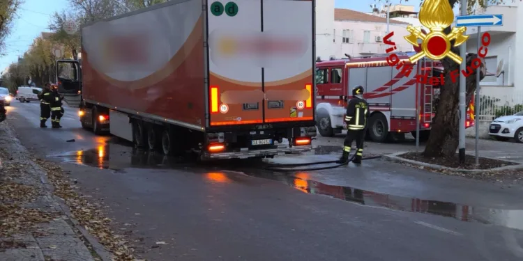 Alghero: a fuoco un camion in via XX settembre