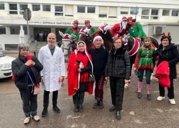 In sella al ricordo, per donare speranza. Il gesto d’amore di Annalisa Sanna rivive all’Ospedale Santissima Annunziata: a Natale la solidarietà arriva a cavallo