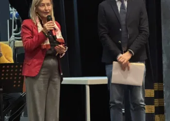 Si è svolta ieri sera, al Teatro Centrale di Carbonia, la premiazione degli studenti e delle studentesse che si sono distinti per risultati scolastici e meritorie attività sociali