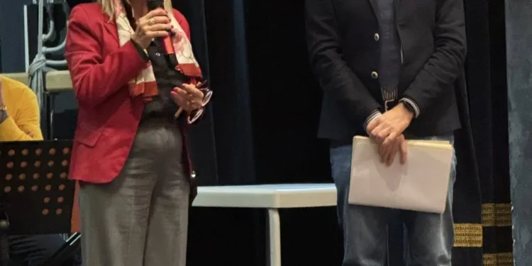 Si è svolta ieri sera, al Teatro Centrale di Carbonia, la premiazione degli studenti e delle studentesse che si sono distinti per risultati scolastici e meritorie attività sociali