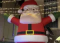 A Carbonia il grande villaggio gonfiabile di Babbo Natale ha colpito nel segno… di Nadia Pische