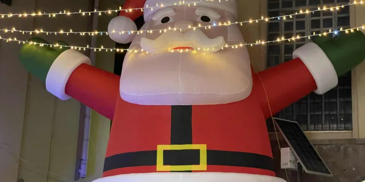 A Carbonia il grande villaggio gonfiabile di Babbo Natale ha colpito nel segno… di Nadia Pische