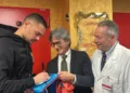 Natale in anticipo nella Ginecologia e Ostetricia, Elia Caprile dona 100 maglie del Cagliari. Il figlio nasce al Policlinico e il portiere rossoblù ringrazia il personale