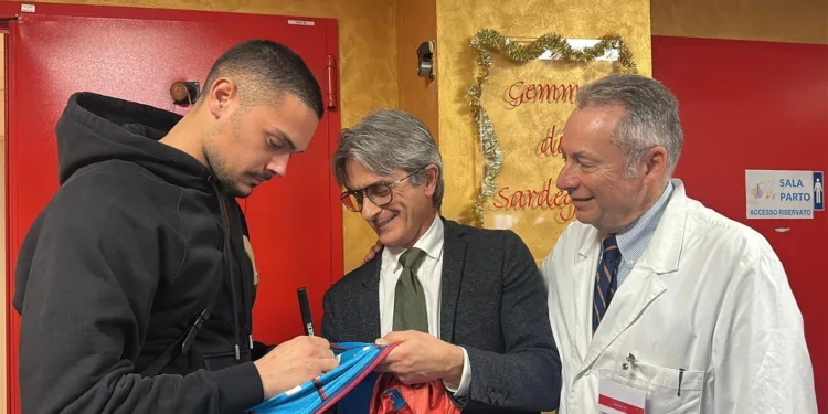 Natale in anticipo nella Ginecologia e Ostetricia, Elia Caprile dona 100 maglie del Cagliari. Il figlio nasce al Policlinico e il portiere rossoblù ringrazia il personale