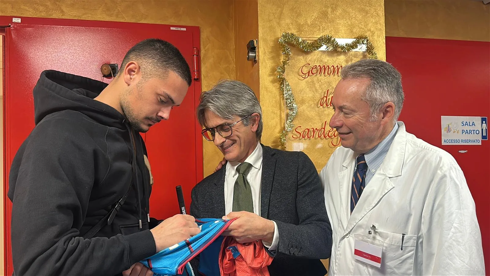 Natale in anticipo nella Ginecologia e Ostetricia, Elia Caprile dona 100  maglie del Cagliari. Il figlio nasce al Policlinico e il portiere rossoblù  ringrazia il personale - Sardegna