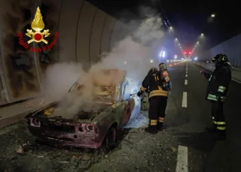 Posada e Budoni: a fuoco un’auto all’interno della galleria “S’Iscala”