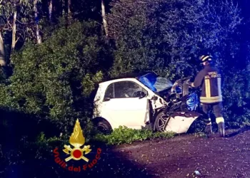 Olmedo: auto finisce fuori strada sulla provinciale 19