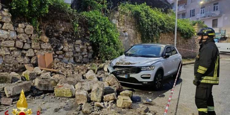 Sassari, crolla parte di un muro di contenimento in via Buccari