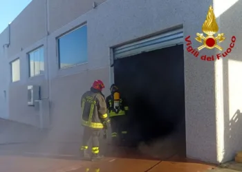 Arzachena: a fuoco un capannone in via del Lavoro