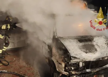 Cagliari: a fuoco un furgone in via Monferrato