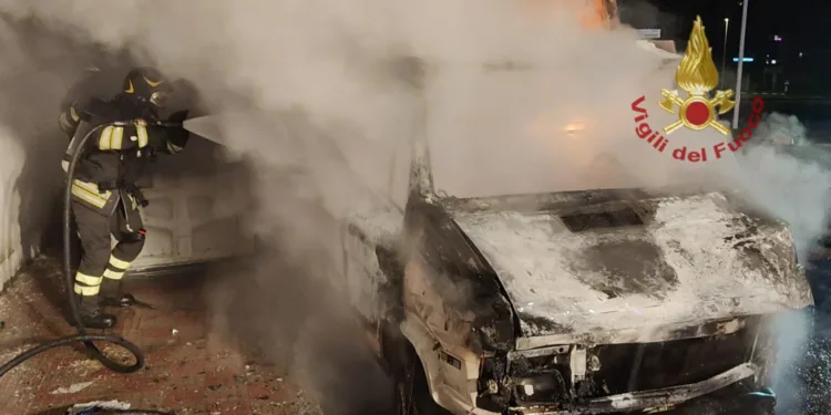 Cagliari: a fuoco un furgone in via Monferrato