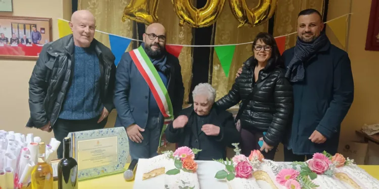 Usini: grande festa per i cent’anni di zia Giovanna Maria Piga