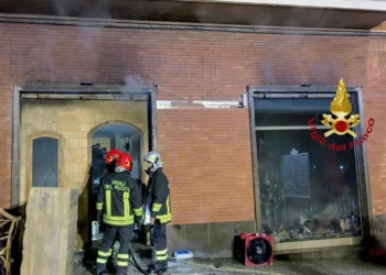 Sassari: a fuoco un negozio di oggettistica in via Asproni