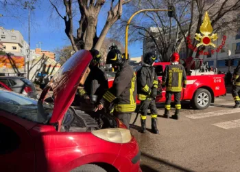 Sassari: principio d’incendio di un’auto tra via Amendola e viale Italia
