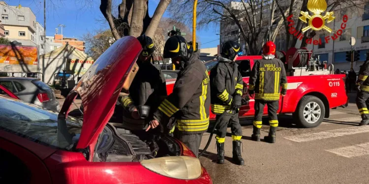 Sassari: principio d’incendio di un’auto tra via Amendola e viale Italia