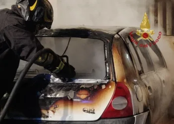 Cagliari: a fuoco un’auto in via Castelli