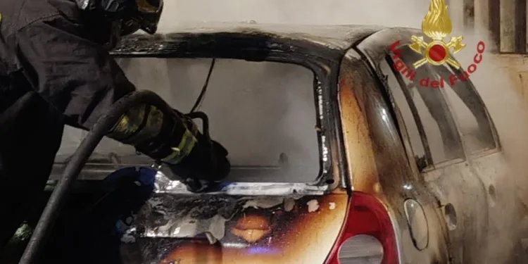 Cagliari: a fuoco un’auto in via Castelli