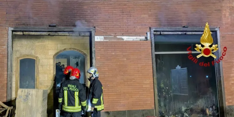 Sassari: a fuoco un negozio di oggettistica in via Asproni