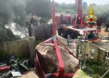 Quartu Sant’Elena: i vigili del fuoco hanno messo in sicurezza un grosso masso di granito di 3,5 tonnellate