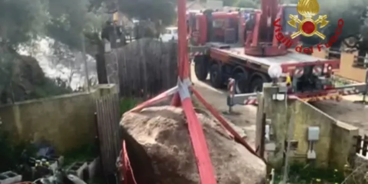 Quartu Sant’Elena: i vigili del fuoco hanno messo in sicurezza un grosso masso di granito di 3,5 tonnellate