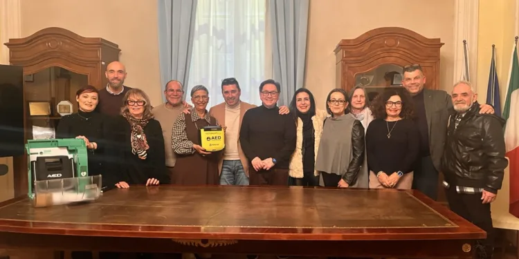 La Pro Loco di Porto Torres ha consegnato all’Amministrazione comunale un defibrillatore di ultima generazione
