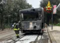 Sassari: a fuoco un bus dei trasporti pubblici in via Bellini