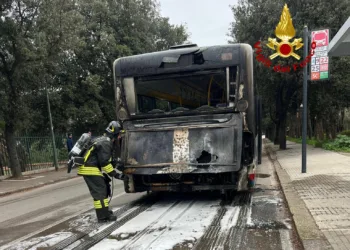 Sassari: a fuoco un bus dei trasporti pubblici in via Bellini