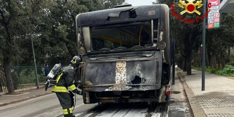 Sassari: a fuoco un bus dei trasporti pubblici in via Bellini