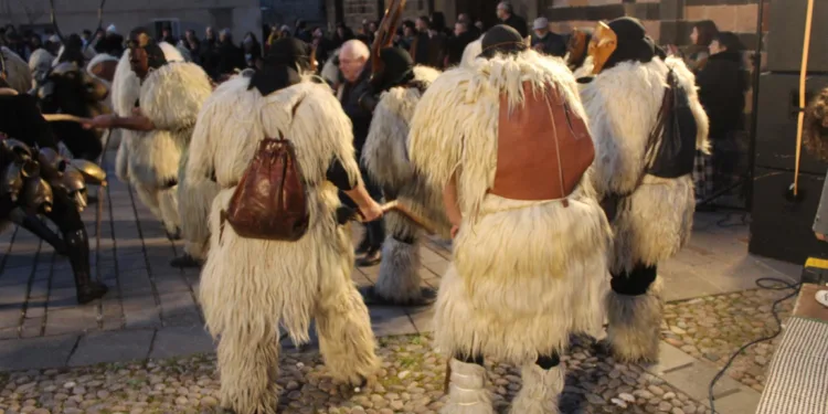 “Carazzas”: le maschere tradizionali sarde per le vie di Ardara