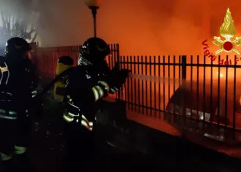 Sassari: auto a fuoco in via Lobina