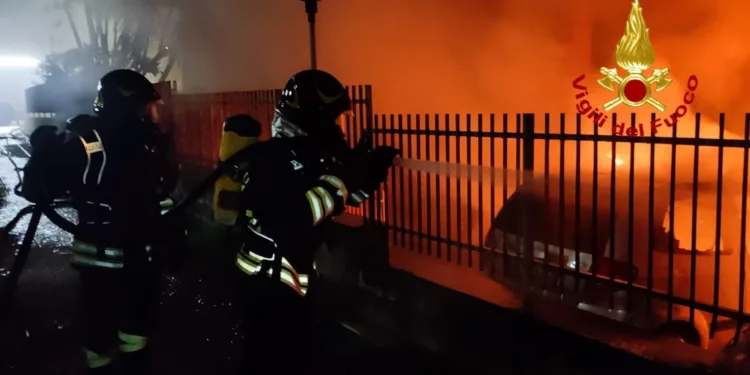 Sassari: auto a fuoco in via Lobina