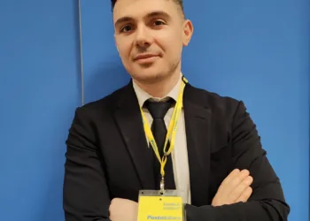 Il direttore dell’ufficio di via Pascoli, ad Assemini, ha salvato una vita con un massaggio cardiaco