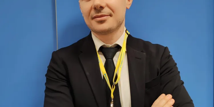 Il direttore dell’ufficio di via Pascoli, ad Assemini, ha salvato una vita con un massaggio cardiaco