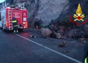 Caduta di massi sulla strada tra Alghero e Villanova Monteleone