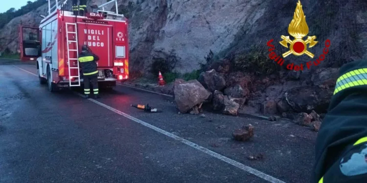 Caduta di massi sulla strada tra Alghero e Villanova Monteleone