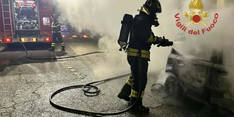 Pirri: a fuoco una macchina in via Orifiamma