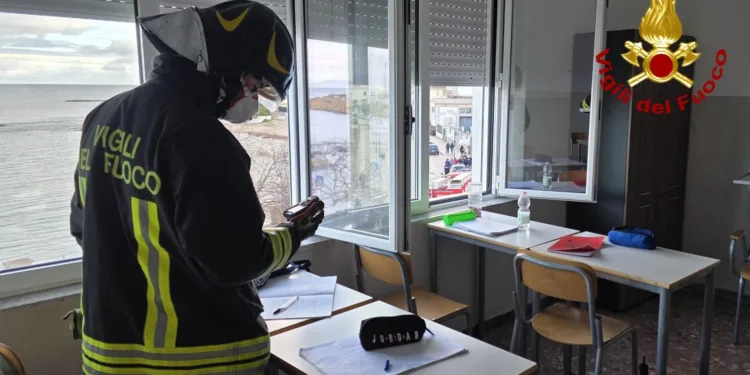 Porto Torres: bruciore agli occhi e tosse per alcuni studenti del Nautico, intervengono i vigili del fuoco