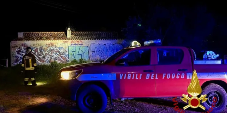 Olbia: incendio di una struttura in disuso in via Nanni