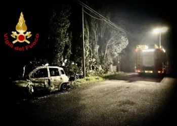 Auto a fuoco nelle campagne di Assemini
