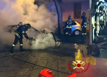 Sassari: due auto e un motorino a fuoco in via Seminario Vecchio